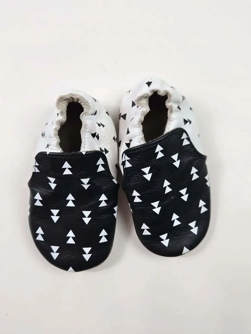 Robeez Baby Soft Sole Leather Crib Shoes 0-6 Months Black White Triangle Print